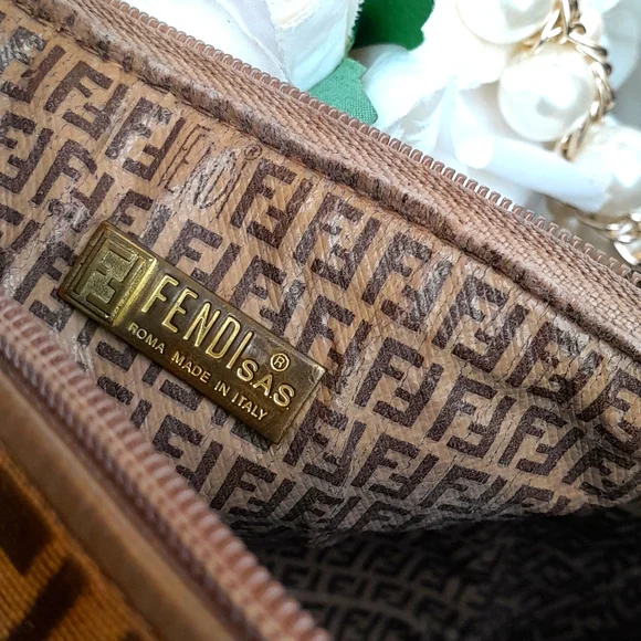 Fendi Cosmetic Vintage Medium Beauty Pouch! - Picture 4 of 9